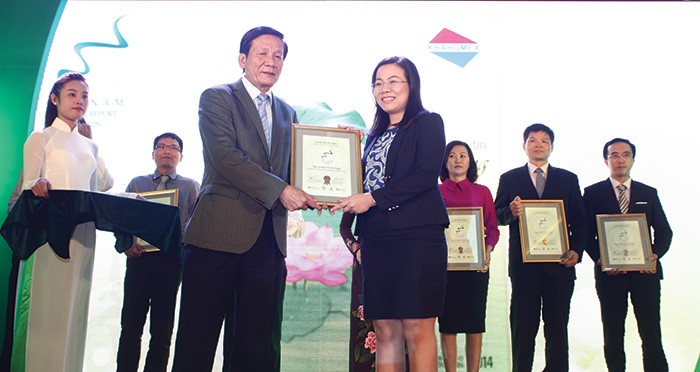 Bà Nguyễn Ngọc Hạnh - Tổng Giám đốc Khahomex nhận giải Top 30 BCTN tốt nhất năm 2015