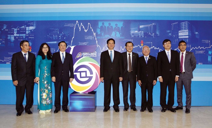 Thủ tướng Chính phủ Nguyễn Tấ n Dũng tới dự Lễ kỷ niệm 15 năm thành lập và đón nhận Huân chương Lao động hạng Nhất
 của Sở GDCK TP. HCM vào ngày 25/7/2015 