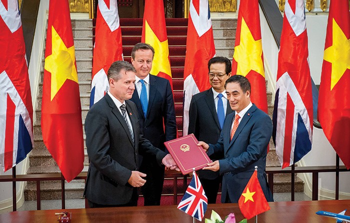 Ông Trần Xuân Hà, Thứ trưởng Bộ Tài chính trao chứng nhận đầu tư cho ông Wilf Blackburn, Tổng giám đốc Prudential Việt Nam trước sự chứng kiến của Thủ tướng Chính phủ hai nước 