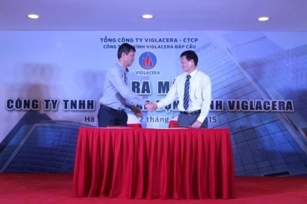 Giám đốc Hạ Bá Phong (Phải), tại lễ ra mắt Công ty TNHH MTV Lắp dựng Kính Viglacera