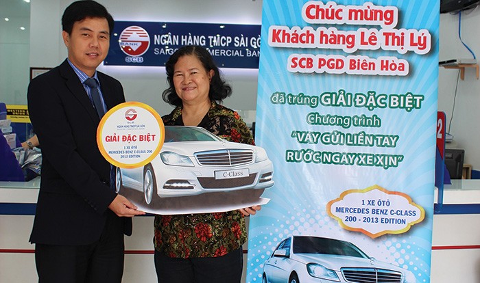 Đại diện SCB trao giải Đặc biệt cho khách hàng Lê Thị Lý 