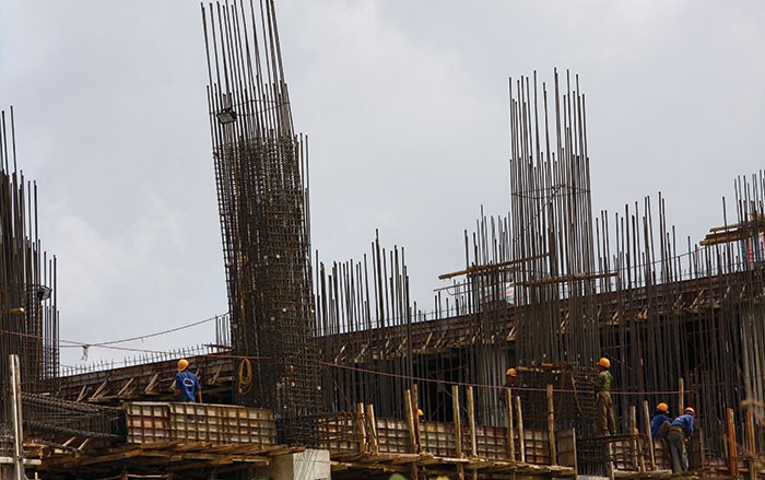 Sắp tới, các nhà thầu thi công xây dựng bắt buộc phải mua bảo hiểm cho người lao động trên công trường - Ảnh: Hoài Nam