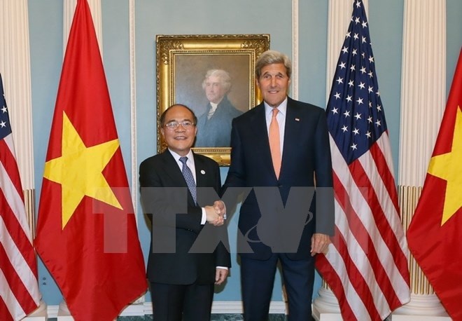 Chủ tịch Quốc hội Nguyễn Sinh Hùng đã có cuộc gặp thân mật Ngoại trưởng Hoa Kỳ John Kerry trong chuyến thăm chính thức Hoa Kỳ