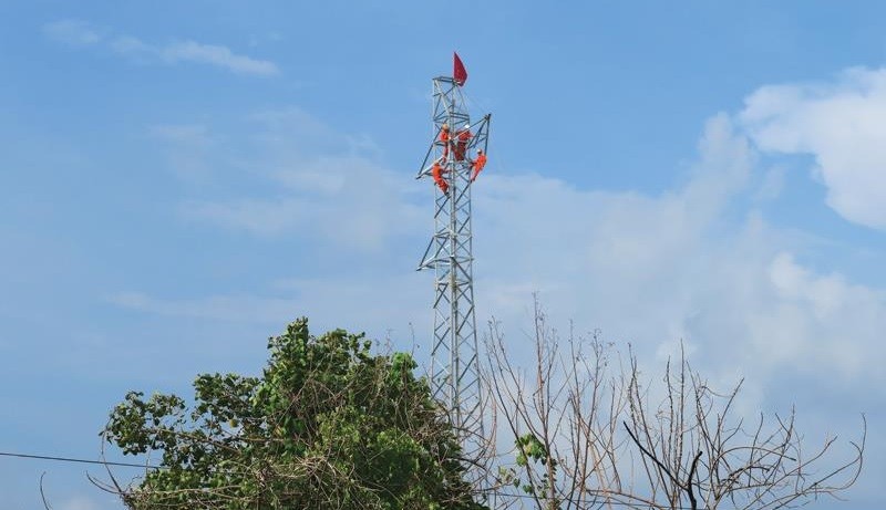 Công nhân Tổng công ty Điện lực Miền Bắc đang dựng cột đưa điện về vùng sâu vùng xa tỉnh Sơn La