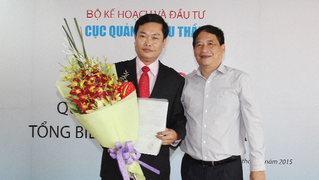 Ông Phạm Mạnh Cường, Vụ trưởng Vụ tổ chức cán bộ, Bộ Kế hoạch và Đầu tư (phải) trao quyết định cho ông Đỗ Xuân Khánh giữ chức vụ Tổng biên tập Báo Đấu thầu
