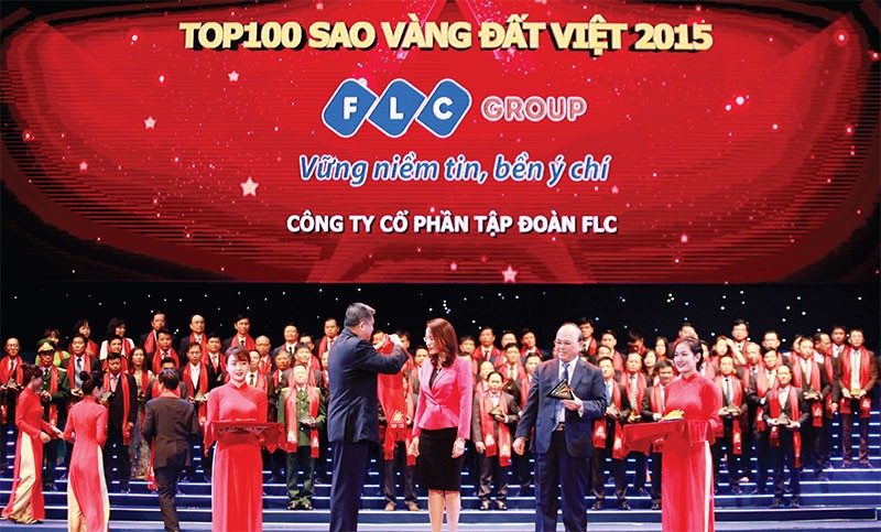 Tổng giám đốc FLC Hương Trần Kiều Dung đại diện Công ty nhận Giải thưởng Sao Vàng Đất Việt 2015