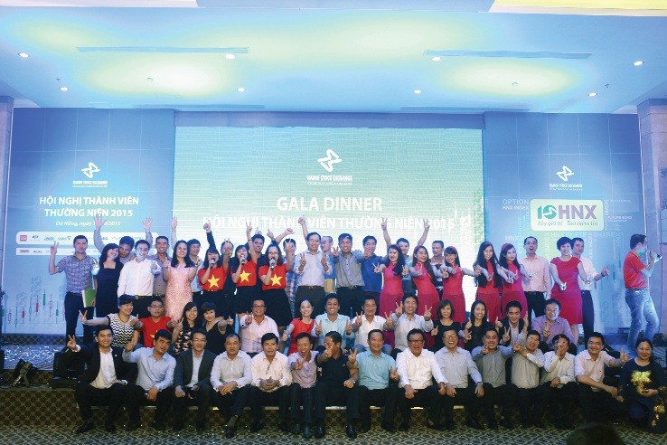 Song song với nỗ lực xây dựng TTCK Việt Nam là hoạt động giao lưu gắn kết HNX với các thành viên thị trường -
Trong ảnh: Các CTCK tham gia văn nghệ, chào mừng sự kiện 10 năm song hành với HNX