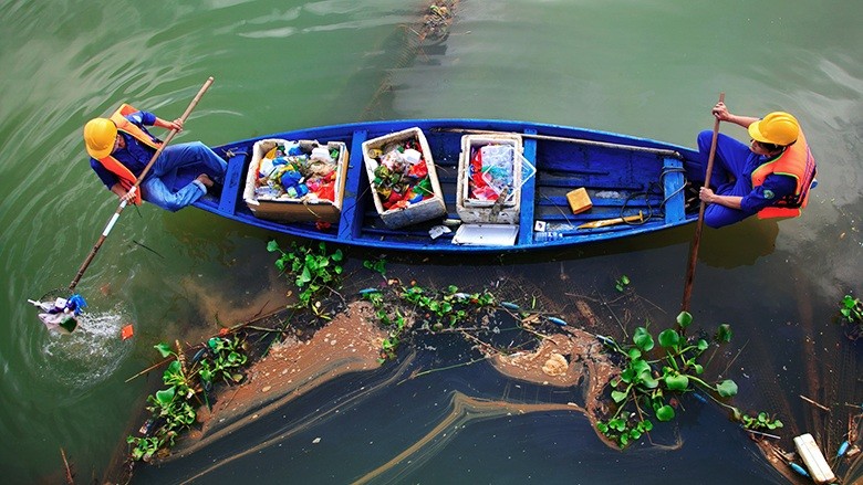 Tác phẩm Cho nguồn nước sạch giành giải nhất hạng mục Vệ sinh môi trường.