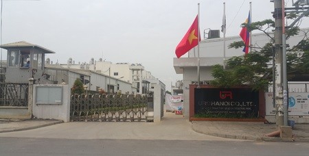 Công ty TNHH URC Hà Nội chưa được Ban quản lý các khu công nghiệp và chế xuất Hà Nội cấp giấy phép xây dựng vì đã xây dựng nhà xưởng và các công trình phụ trợ của dự án trên các lô đất dùng cho xây dựng kho tàng và bãi tập kết rác thải chung của khu công 