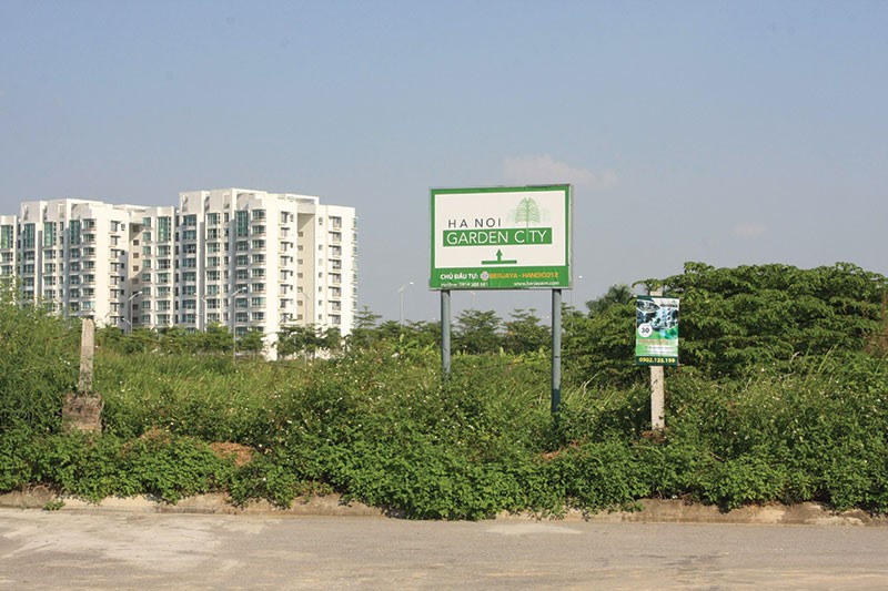 Tọa lạc trên một khu đất rộng 32 héc-ta tại khu Đông Hà Nội, Dự án Ha Noi Garden City do liên doanh chủ đầu tư Berjaya và Handico 12 thực hiện với thiết kế đẹp, mật độ xây dựng thấp và hạn chế chiều cao của các công trình nhằm mở rộng không gian và tạo cả