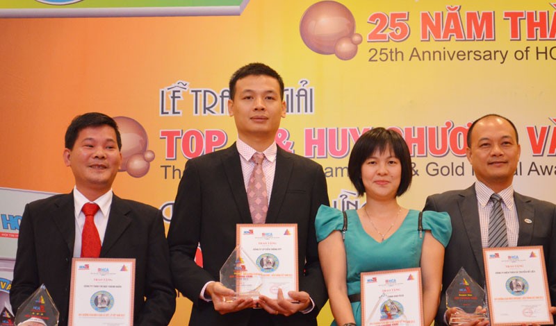 Ông Vũ Anh Tú (thứ 2 từ trái qua) thay mặt FPT Tel nhận Huy chương vàng đơn vị Internet, viễn thông Việt Nam 2013
