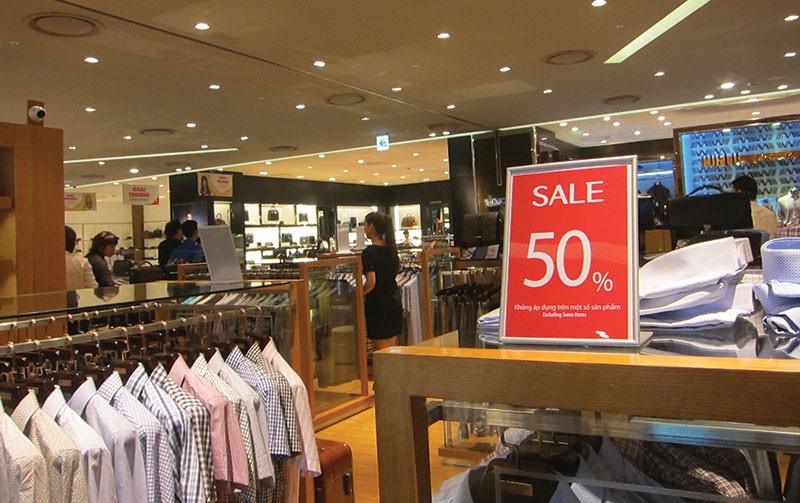 Hoạt động khó khăn, nhiều mặt hàng bày bán trong Trung tâm thương mại Lotte Đào Tấn, 
Hà Nội phải giảm mạnh giá bán để thu hút khách.
Ảnh: Nguyên Minh