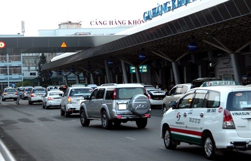Dịch vụ đón taxi sân bay cũng bị hành khách phàn nàn. Ảnh: Hữu Công