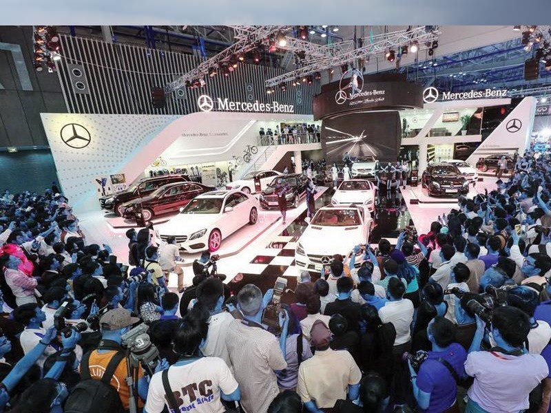 Mercedes-Benz luôn đầu tư gian hàng đẹp mắt, với màn trình diễn độc đáo tại các kỳ VMS