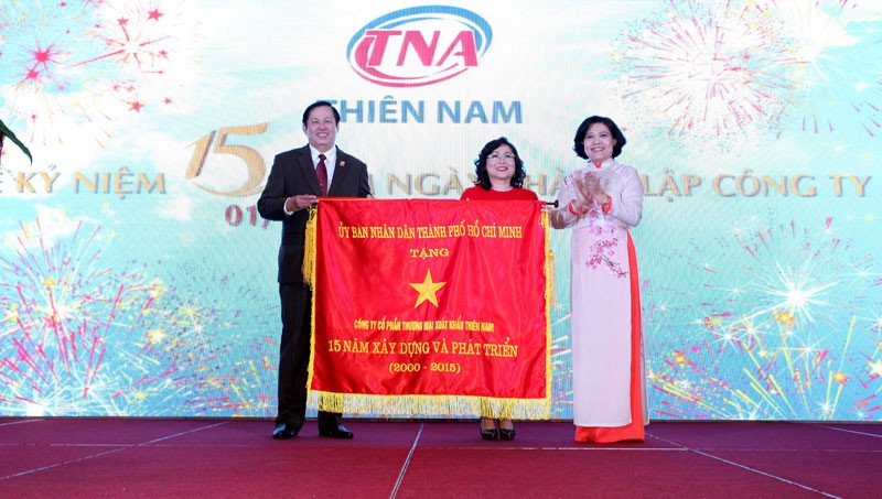 Bà Nguyễn Thị Hồng, Phó chủ tịch UBND TP. HCM trao cờ truyền thống cho TNA