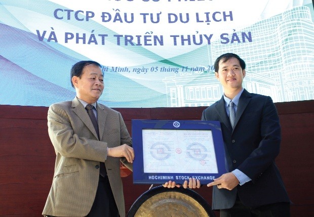 Ông Lê Văn Chính (phải), Tổng giám đốc Trisedco nhận quyết định niêm yết từ Chủ tịch HOSE Trần Đắc Sinh