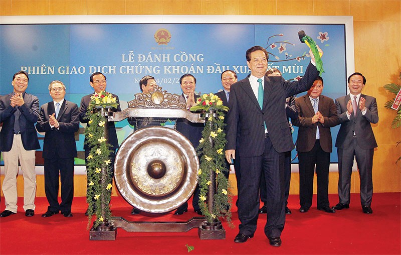Thủ tướng Chính phủ Nguyễn Tấn Dũng đánh cồng khai trương phiên giao dịch đầu Xuân Ất Mùi 2015
