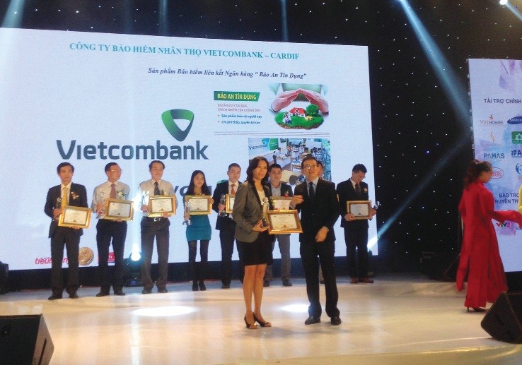 Bà Yong Lai Yin, Tổng giám đốc VCLI nhận giải thưởng Tin và Dùng 2015