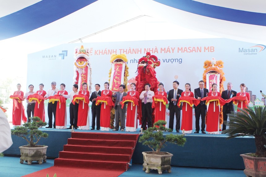 Đại diện tỉnh Nghệ An và lãnh đạo Tập đoàn Masan cắt băng khánh thành Nhà máy Masan MB