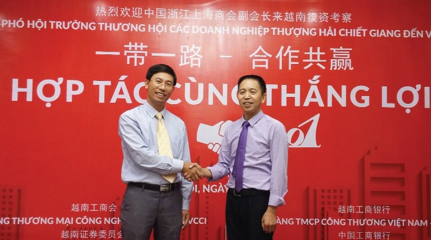 Ông Đoàn Ngọc Hoàn (bên trái), Tổng giám đốc IVS bắt tay ông Hạng Thanh Tùng, đại diện cổ đông Trung Quốc 