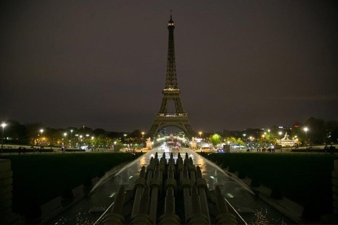 Tháp Eiffel tắt đèn để tưởng nhớ hơn 120 nạn nhân trong vụ khủng bố tại Paris. Nguồn: Time
