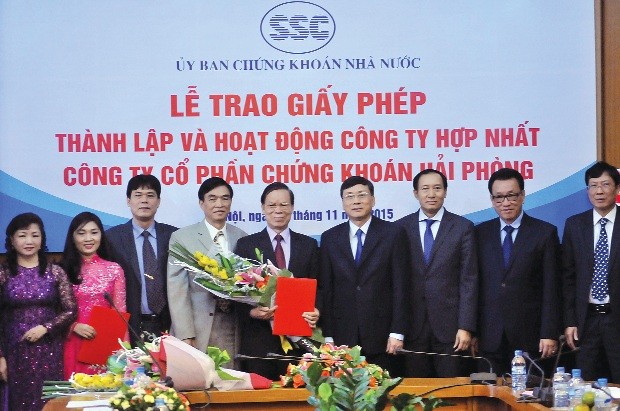 Ông Vũ Dương Hiền, Chủ tịch HĐQT Haseco nhận Giấy phép thành lập và hoạt động từ Chủ tịch UBCK Vũ Bằng