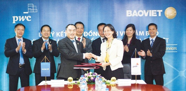Ông Nguyễn Quang Phi - Tổng giám đốc Tập đoàn Bảo Việt và bà Đinh Thị Quỳnh Vân - Tổng giám đốc PwC ký kết hợp tác