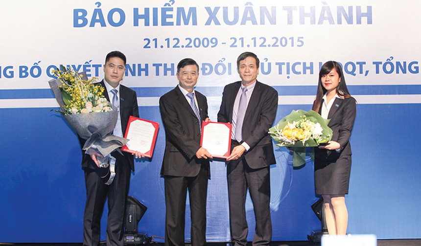 Ông Nguyễn Văn Thùy và ông Bùi Đức Song (lần lượt từ trái sang) tại lễ nhậm chức