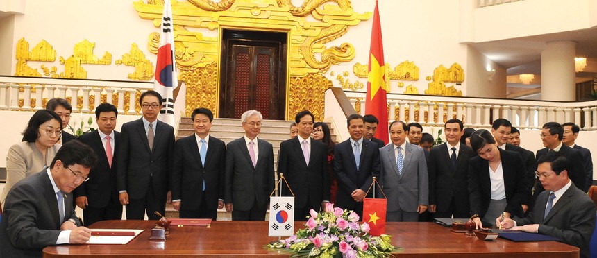 Thủ tướng Chính phủ Nguyễn Tấn Dũng chứng kiến Lễ ký chính thức Hiệp định Thương mại tự do Việt Nam – Hàn Quốc (VKFTA) ngày 5/5/2015 tại Hà Nội