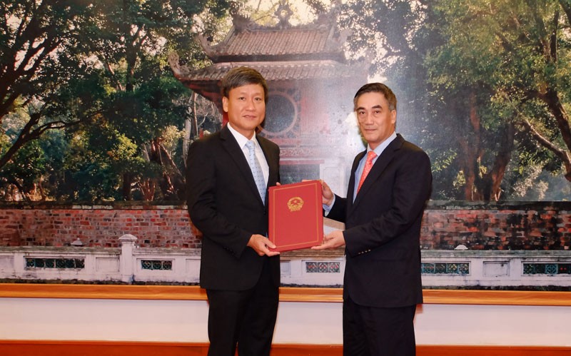 Đại diện của Dai-ichi Life Việt Nam nhận quyết định tăng vốn lên 87 triệu USD