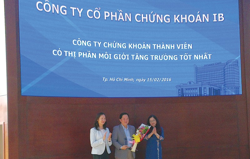 Bà Nguyễn Thị Liên Hoa, Phó Chủ tịch UBCK và bà Nguyễn Thị Tường Tâm, Tổng giám đốc HOSE chúc mừng IBSC có thị phần tăng trưởng mạnh nhất trên HOSE năm 2015