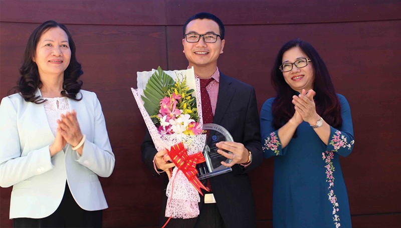 Ông Mạc Quang Huy tại lễ vinh danh các CTCK đầu năm 2016 của HOSE -
Ảnh: Lê Toàn
