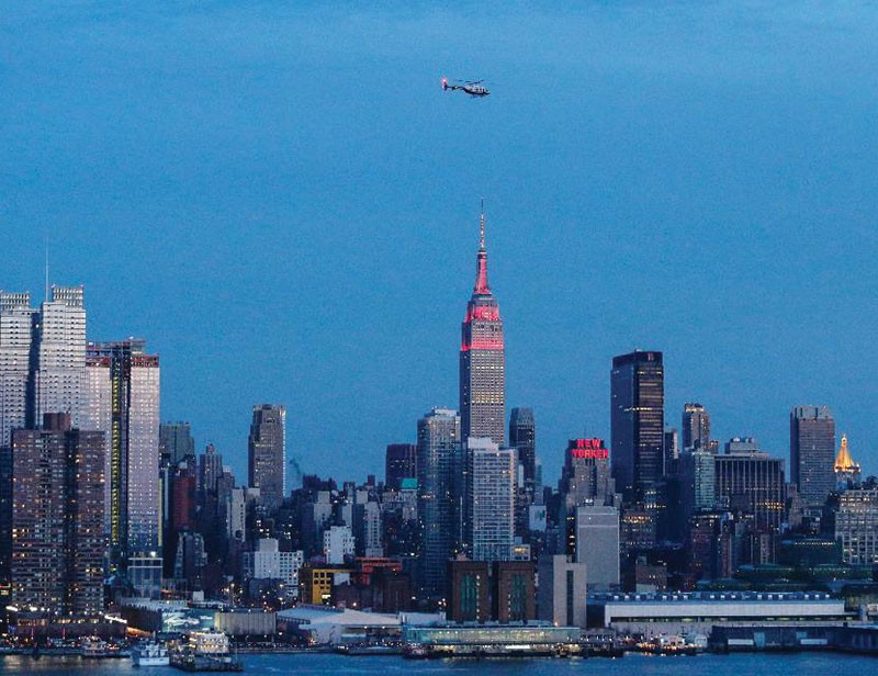 Tòa nhà Empire State với ánh đèn màu đỏ và vàng chào mừng Tết Nguyên đán 2016 của Trung Quốc