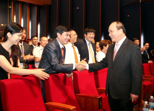 Thủ tướng Nguyễn Xuân Phúc giao lưu với các doanh nhân tại Đại hội đại biểu toàn quốc Hội Doanh nhân trẻ Việt Nam lần thứ V (2014)
