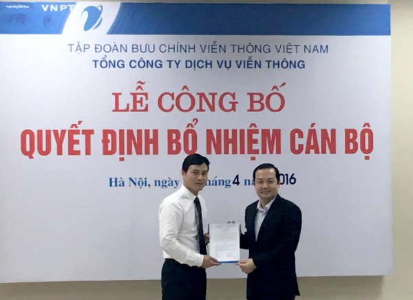 Ông Phạm Đức Long, Tổng giám đốc Tập đoàn VNPT (bên phải, áo đen) trao Quyết định bổ nhiệm cho ông Phạm Anh Tuấn (bên trái, áo trắng).