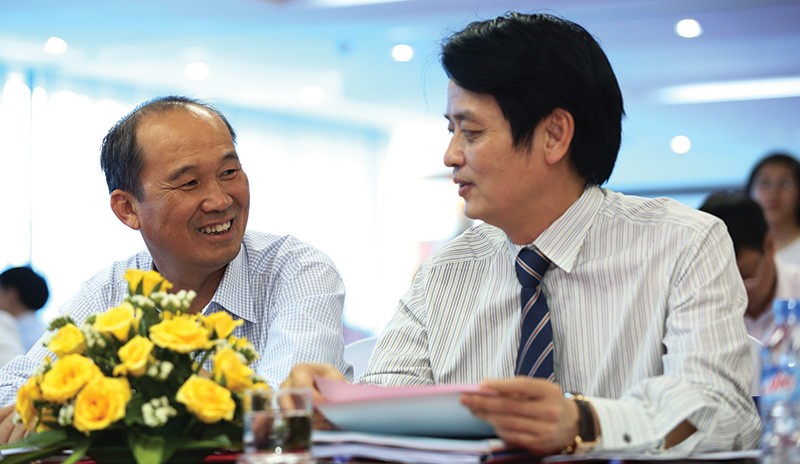 TS. Nguyễn Đức Hưởng và ông Dương Công Minh (bên trái) tại một hội nghị của LienVietPostBank