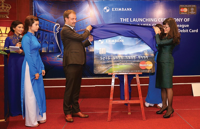 Bà Đinh Thị Thu Thảo - Phó tổng giám đốc Eximbank cùng ông Arn Vogels - Giám đốc Khu vực Đông Dương, MasterCard giới thiệu mô hình Thẻ tín dụng/Ghi nợ Eximbank UEFA Champions League MasterCard