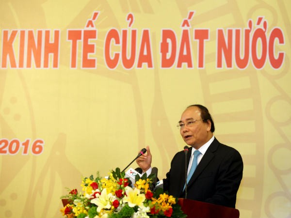 Thủ tướng Nguyễn Xuân Phúc phát biểu tại Hội nghị gặp gỡ doanh nghiệp sáng 29/4 (ảnh: Lê Toàn)