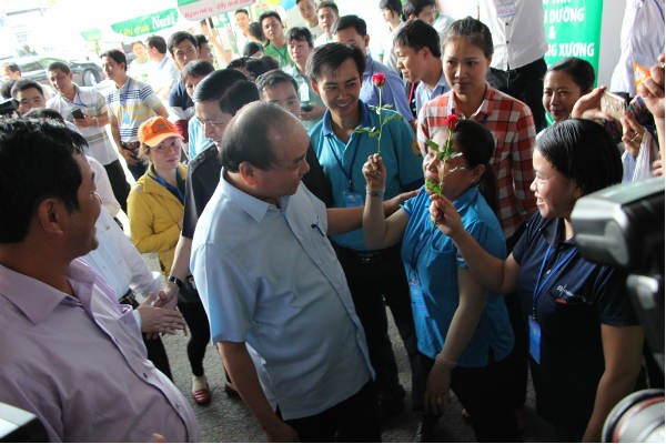 Thủ tướng Nguyễn Xuân Phúc chúc mừng công nhân ngày Quốc tế lao động 1.5 (ảnh Gia Huy)