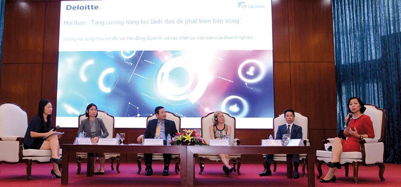 Bà Hà Thu Thanh, Chủ tịch HĐTV Deloitte Việt Nam (ngoài cùng bên phải) phát biểu tại một sự kiện do Deloitte phối hợp với HOSE tổ chức