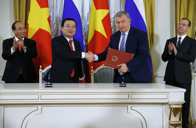 Ông Igor Sechin, Chủ tịch Hội đồng Điều hành Rosneft và ông Nguyễn Quốc Khánh trao đổi thoả thuận tại Lễ ký kết. Nguồn ảnh: Ria Novosti.