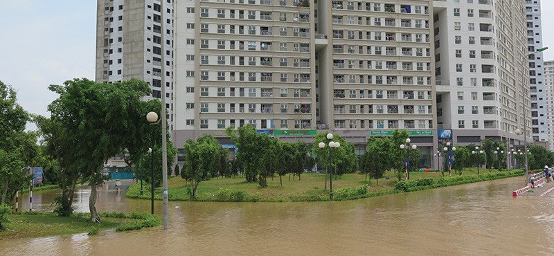 Dự án Khu đô thị Dương Nội dù mới đưa vào sử dụng, nhưng đã bị cô lập nhiều ngày bởi trận mưa đầu mùa tháng 5 vừa qua