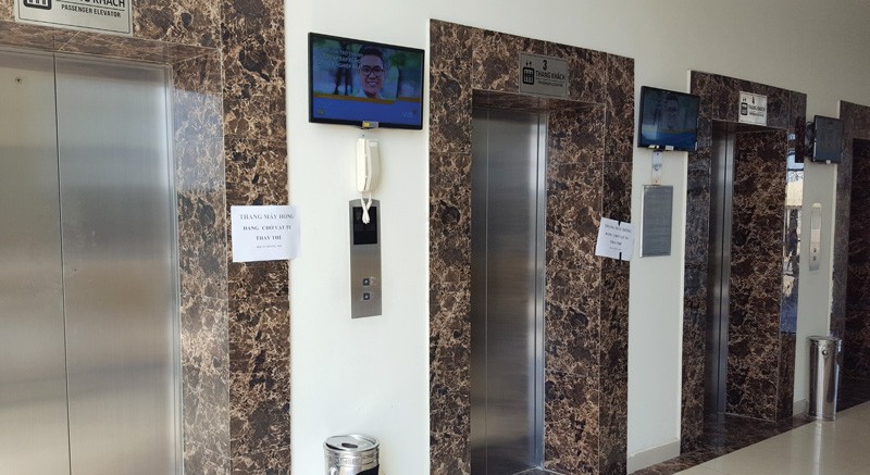 Hai thang máy Tòa HH2D hỏng đã 1 tuần nay và đang đã bị khóa, dán giấy cảnh báo: “Thang máy hỏng đang chờ vật tư thay thế”. Ảnh: Dũng Phạm