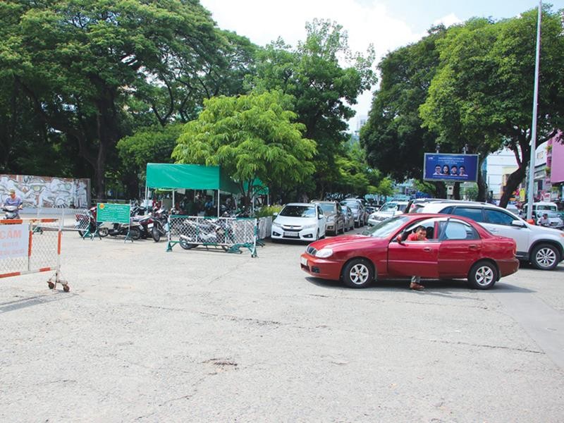 Hàng dài xe đậu ở khu đất dự kiến làm bãi đậu xe ngầm Công viên Lê Văn Tám. Ảnh: Gia Huy
