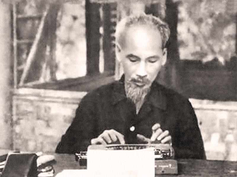Chiếc máy chữ luôn gắn liền với công việc làm báo của Nhà báo Hồ Chí Minh.