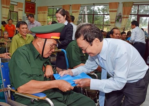 Đoàn đại biểu MB tặng quà các thương bệnh binh tại Trung tâm Điều dưỡng Thương binh, người có công Long Đất