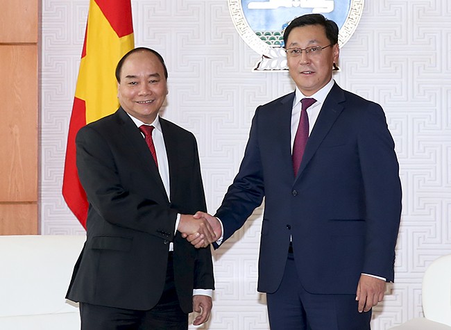 Thủ tướng Nguyễn Xuân Phúc và Thủ tướng Mông Cổ J. Erdenebat. (Ảnh: VGP/Quang Hiếu)