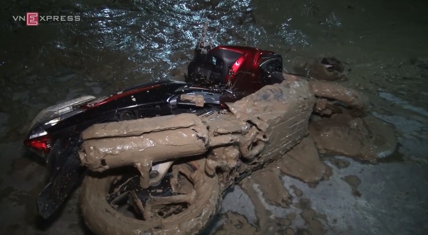 Vỡ hầm Chung cư Giai Việt, hàng chục xe máy và ôtô bị bùn vùi lấp