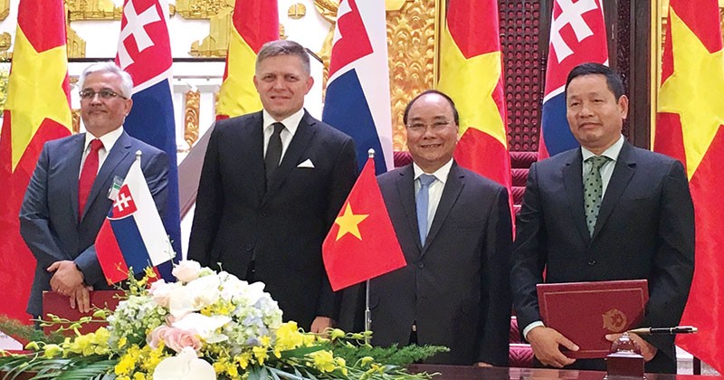 Lễ ký thỏa thuận chiến lược giữa FPT với đối tác Slovakia trước sự chứng kiến của Thủ tướng Nguyễn Xuân Phúc và Thủ tướng Slovakia Robert Fico