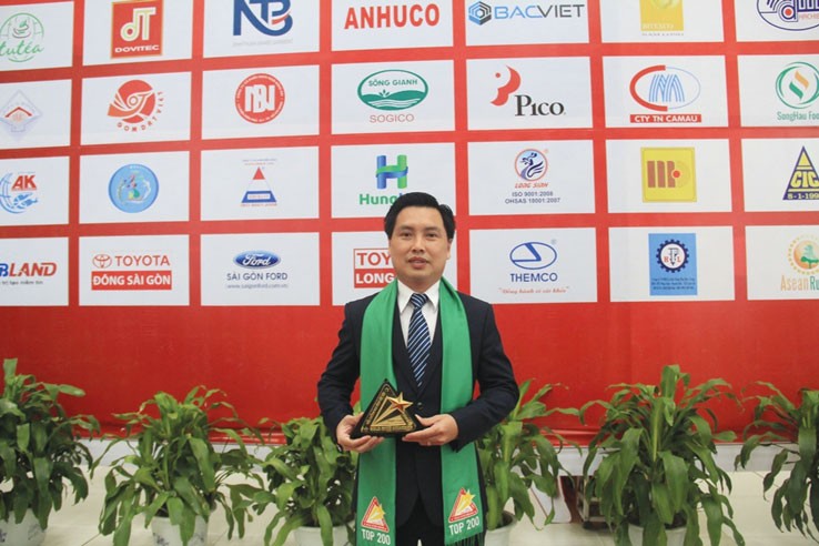 Ông Từ Thanh Phụng, Tổng giám đốc CTCP Nông nghiệp Hùng Hậu nhận giải thưởng Sao vàng Đất Việt 2015